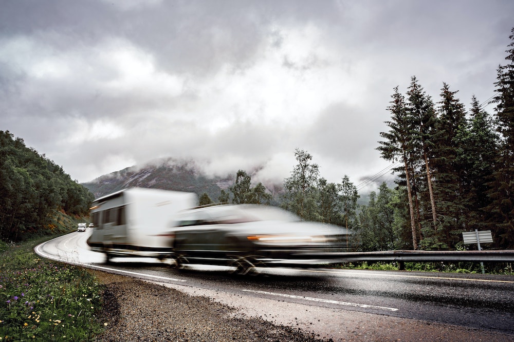 Comment bien préparer son voyage en camping-car : les indispensables pour un périple réussi