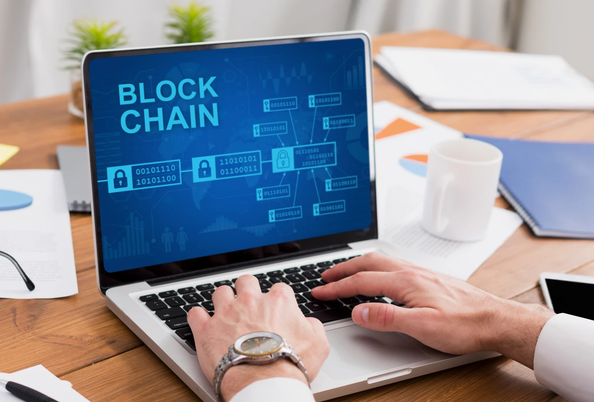 L'impact de la blockchain au-delà des cryptomonnaies : une révolution technologique aux multiples facettes
